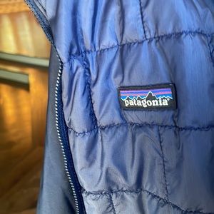Boys navy Patagonia puffer coat. Like new.